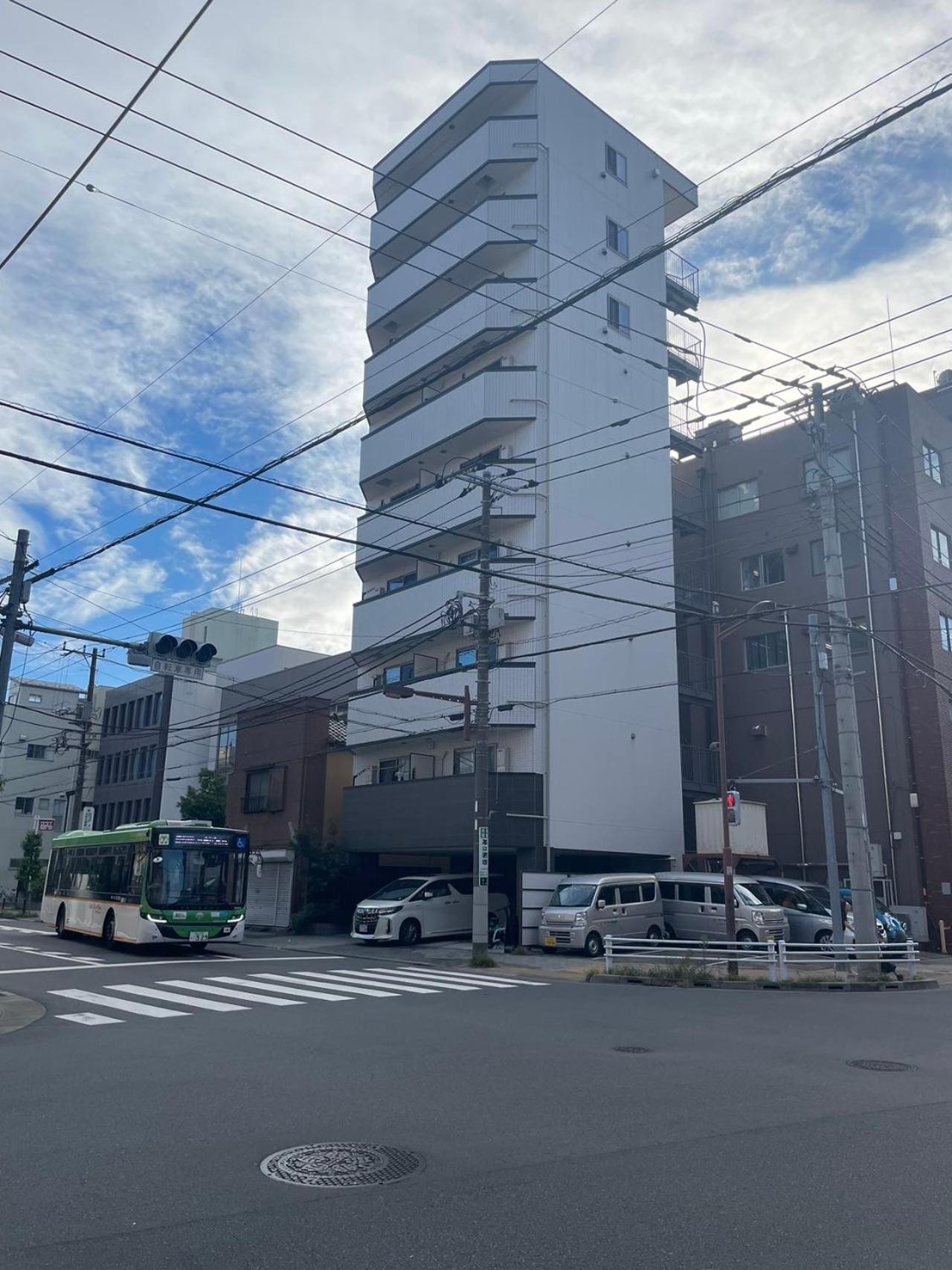 Calum Asakusa Imado Tokyoカルム浅草今戸ツインルーム新築民泊東京浅草隅田川今戸神社近くスカイツリー見えるコンビニコインランドリー近くある浅草駅まで徒歩圏内アクセス便利成田空港羽田空港銀座渋谷東京駅直通 Luaran gambar