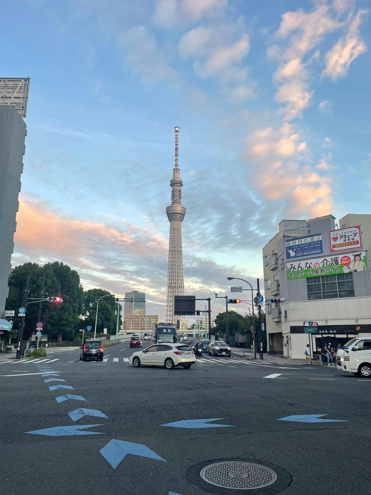 Calum Asakusa Imado Tokyoカルム浅草今戸ツインルーム新築民泊東京浅草隅田川今戸神社近くスカイツリー見えるコンビニコインランドリー近くある浅草駅まで徒歩圏内アクセス便利成田空港羽田空港銀座渋谷東京駅直通 Luaran gambar